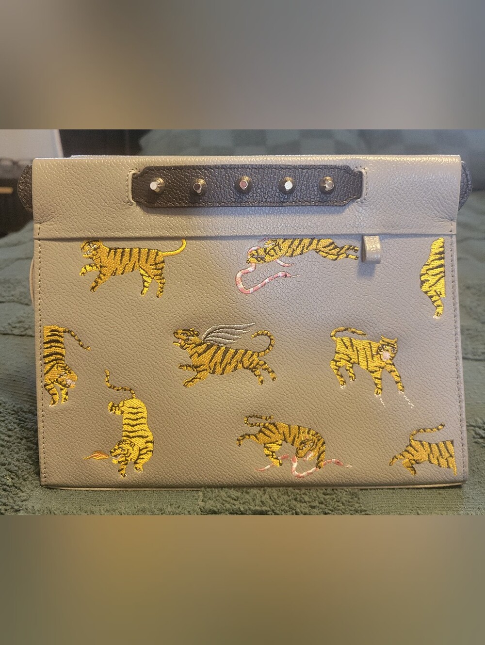 MIN & MON VALI GRAY STUD TIGER CROSSBODY